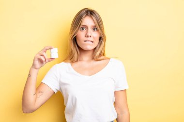 Güzel sarışın kız şaşkın ve şaşkın görünüyor. hap şişesi konsepti