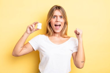 Güzel sarışın kız sinirli bir ifadeyle agresif bir şekilde bağırıyor. hap şişesi konsepti