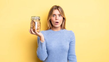 Güzel sarışın kız çok şaşırmış ya da şaşkın görünüyor. Ev yapımı kurabiye konsepti