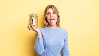 Güzel sarışın, neşeli ve asi tavırlı, şaka yapan ve dilini dışarı çıkaran bir kız. Ev yapımı kurabiye konsepti