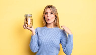 Güzel sarışın kız stresli, endişeli, yorgun ve hayal kırıklığına uğramış hissediyor. Ev yapımı kurabiye konsepti