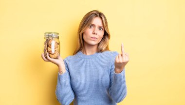 Güzel sarışın kız kızgın, sinirli, asi ve agresif hissediyor. Ev yapımı kurabiye konsepti