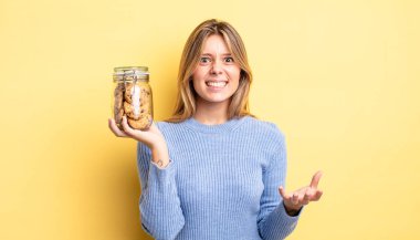 Güzel sarışın kız sinirli, sinirli ve sinirli görünüyor. Ev yapımı kurabiye konsepti