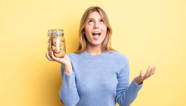 Güzel sarışın kız umutsuz, sinirli ve stresli görünüyor. Ev yapımı kurabiye konsepti