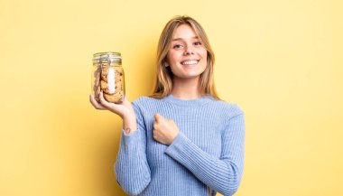 Güzel sarışın kız kendini mutlu hissediyor ve bir meydan okumayla yüzleşiyor ya da kutluyor. Ev yapımı kurabiye konsepti