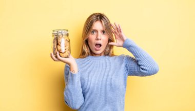 Güzel sarışın kız ellerini havaya kaldırarak çığlık atıyor. Ev yapımı kurabiye konsepti