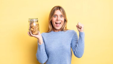 Güzel sarışın kız sinirli bir ifadeyle agresif bir şekilde bağırıyor. Ev yapımı kurabiye konsepti