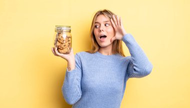 Güzel sarışın kız mutlu, heyecanlı ve şaşırmış hissediyor. Ev yapımı kurabiye konsepti