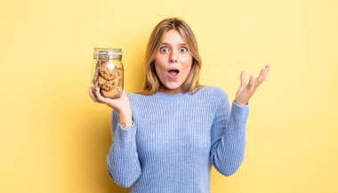 Güzel sarışın kız şok olmuş ve şaşırmış hissediyor. Ev yapımı kurabiye konsepti