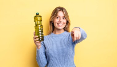 Güzel sarışın kız seni seçen kamerayı işaret ediyor. Zeytin yağı kavramı