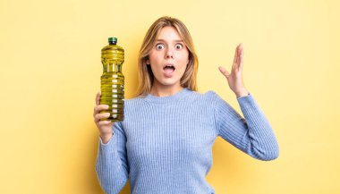 Güzel sarışın kız kendini mutlu hissediyor ve inanılmaz bir şeye hayret ediyor. Zeytin yağı kavramı