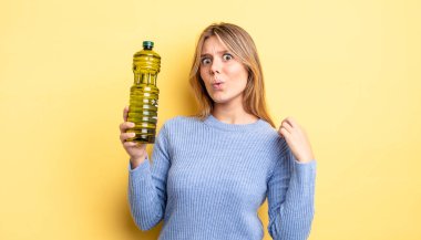 Güzel sarışın kız stresli, endişeli, yorgun ve hayal kırıklığına uğramış hissediyor. Zeytin yağı kavramı