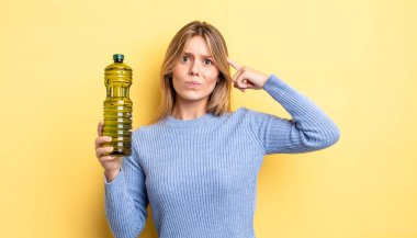 Güzel sarışın kız şaşkın ve şaşkın hissediyor, senin deli olduğunu gösteriyor. Zeytin yağı kavramı