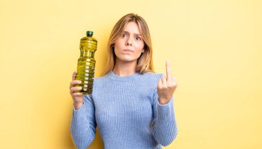 Güzel sarışın kız kızgın, sinirli, asi ve agresif hissediyor. Zeytin yağı kavramı