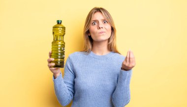 Güzel sarışın kız kapiş ya da para hareketi yapıyor, sana ödemeni söylüyor. Zeytin yağı kavramı