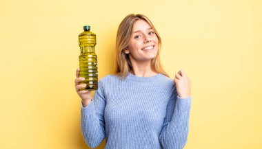 Güzel sarışın kız kibirli, başarılı, pozitif ve gururlu görünüyor. Zeytin yağı kavramı