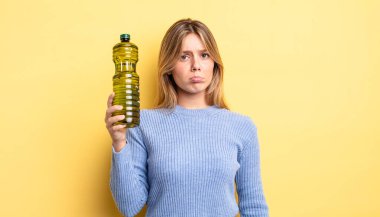 Güzel sarışın kız üzgün ve mızmızlanıyor. Mutsuz bir bakışı var ve ağlıyor. Zeytin yağı kavramı