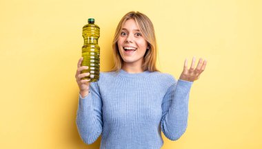 Güzel sarışın kız kendini mutlu hissediyor, bir çözüm ya da fikir bulduğuna şaşırıyor. Zeytin yağı kavramı