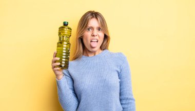 Güzel sarışın kız iğreniyor, sinirleniyor ve dilini çıkarıyor. Zeytin yağı kavramı