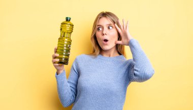 Güzel sarışın kız mutlu, heyecanlı ve şaşırmış hissediyor. Zeytin yağı kavramı