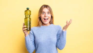 Güzel sarışın kız şok olmuş ve şaşırmış hissediyor. Zeytin yağı kavramı