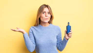 Güzel sarışın kız şaşkın, şaşkın ve şüpheci hissediyor. duman buharlaştırıcı kavramı