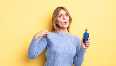 Güzel sarışın kız stresli, endişeli, yorgun ve hayal kırıklığına uğramış hissediyor. duman buharlaştırıcı kavramı