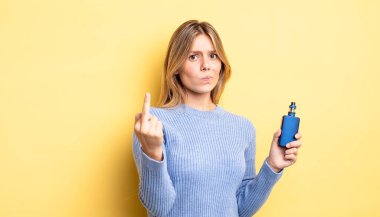 Güzel sarışın kız kızgın, sinirli, asi ve agresif hissediyor. duman buharlaştırıcı kavramı