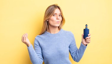 Güzel sarışın kız kapiş ya da para hareketi yapıyor, sana ödemeni söylüyor. duman buharlaştırıcı kavramı