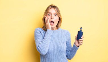 Güzel sarışın kız şok olmuş ve korkmuş hissediyor. duman buharlaştırıcı kavramı