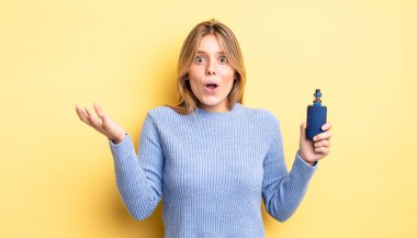 Güzel sarışın kız inanılmaz bir sürprizle şaşkına döndü ve hayrete düştü. duman buharlaştırıcı kavramı