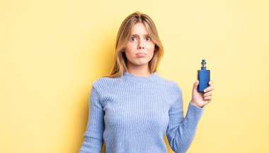 Güzel sarışın kız üzgün ve mızmızlanıyor. Mutsuz bir bakışı var ve ağlıyor. duman buharlaştırıcı kavramı