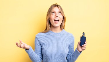 Güzel sarışın kız umutsuz, sinirli ve stresli görünüyor. duman buharlaştırıcı kavramı