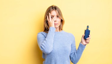 Güzel sarışın kız bıkkın, yorgun ve uykulu hissediyor. duman buharlaştırıcı kavramı