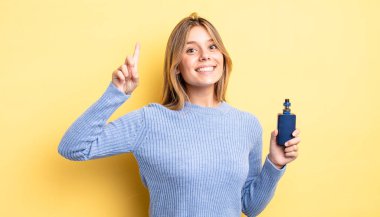 Güzel sarışın kız bir fikri fark ettikten sonra mutlu ve heyecanlı bir dahi gibi hissediyor. duman buharlaştırıcı kavramı