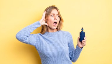 Güzel sarışın kız mutlu, heyecanlı ve şaşırmış hissediyor. duman buharlaştırıcı kavramı