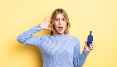 Güzel sarışın kız ellerini havaya kaldırarak çığlık atıyor. duman buharlaştırıcı kavramı