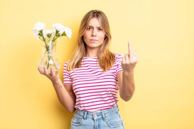 Güzel sarışın kız kızgın, sinirli, asi ve agresif hissediyor. Dekoratif çiçek konsepti