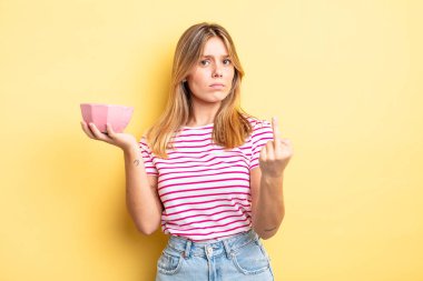 Güzel sarışın kız kızgın, sinirli, asi ve agresif hissediyor. boş kase kavramı