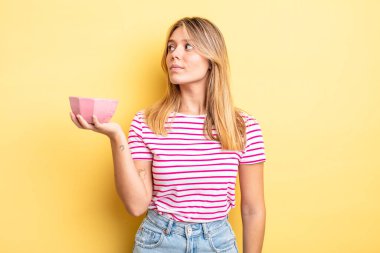 Profil görünümündeki güzel sarışın kız hayal mi kuruyor, hayal mi kuruyor yoksa hayal mi kuruyor? boş kase kavramı