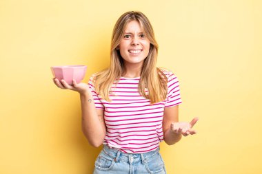 Güzel sarışın kız sinirli, sinirli ve sinirli görünüyor. boş kase kavramı