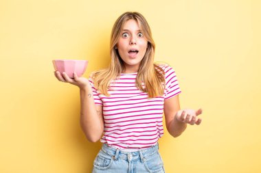 Güzel sarışın kız inanılmaz bir sürprizle şaşkına döndü ve hayrete düştü. boş kase kavramı