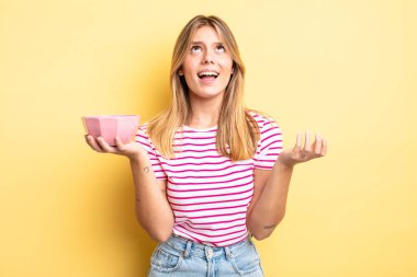 Güzel sarışın kız umutsuz, sinirli ve stresli görünüyor. boş kase kavramı