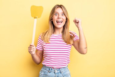 Güzel sarışın kız şokta, gülüyor ve başarıyı kutluyor. Öldürme konsepti