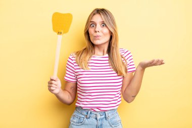 Güzel sarışın kız şaşkın, şaşkın ve şüpheci hissediyor. Öldürme konsepti