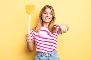 Güzel sarışın kız seni seçen kamerayı işaret ediyor. Öldürme konsepti