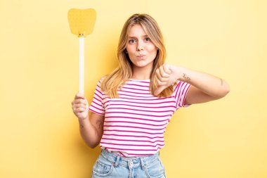 Güzel sarışın kız kendini kötü hissediyor, baş parmağını kaldırıyor. Öldürme konsepti