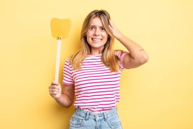 Güzel sarışın kız stresli, endişeli ya da korkmuş, elleri başının üstünde. Öldürme konsepti