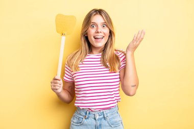 Güzel sarışın kız kendini mutlu hissediyor ve inanılmaz bir şeye hayret ediyor. Öldürme konsepti