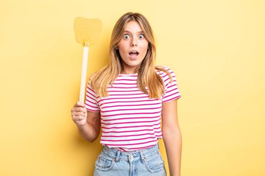 Güzel sarışın kız çok şaşırmış ya da şaşkın görünüyor. Öldürme konsepti